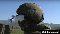 Скріншот телесюжету російського каналу «Вісті» про навчання на полігоні Криму військових операторів дронів