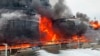 Горящие нефтяные резервуары, пострадавшие в результате одного из недавних налетов беспилотников на Брянскую область