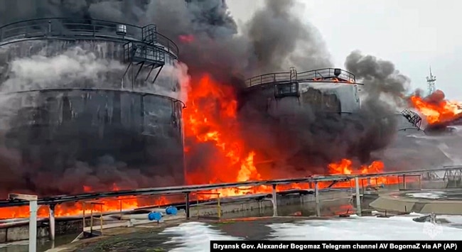 Нафтові резервуари горять після атаки безпілотника у Клинцях, місті в Брянській області Росії, приблизно за 60 кілометрів від українсько-російського кордону, 19 січня 2024 рок