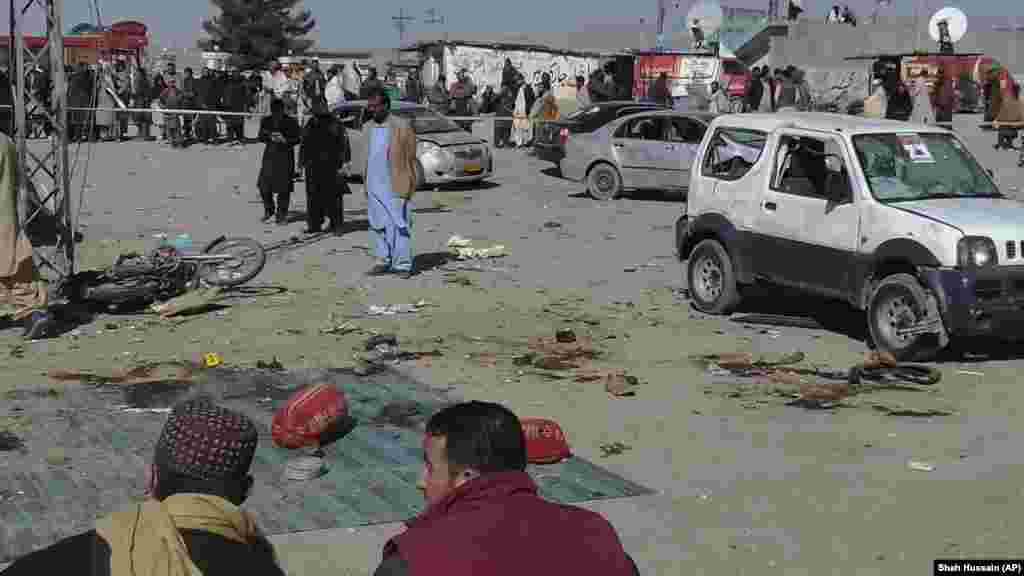 Biztonsági tisztviselők vizsgálják a pakisztáni Beludzsisztán tartományban február 7-én történt robbantás helyszínét. Két robbantás több mint húsz ember halálát okozta.&nbsp;Az eset aggodalmat keltett a nukleáris fegyverekkel rendelkező dél-ázsiai ország biztonságával kapcsolatban, mivel az ország általános választásokra készül
