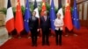 Президентът на Франция Еманюел Макрон, президентът на Китай Си Дзинпин и председателката на Европейската комисия Урсула фон дер Лайен в Пекин, 6 април 2023 г.