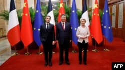 Эммануэль Макрон, Си Цзиньпин и Урсула фон дер Ляйен в Пекине, 6 апреля 2023