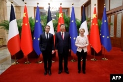 Întâlnire comună între președintele chinez Xi Jinping (centru), omologul său francez Emmanuel Macron și președinta Comisiei Europene, Ursula von de Leyen, la Beijing, 6 aprilie 2023.