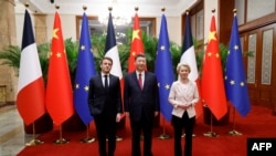 Ֆրանսիայի, Չինաստանի և Եվրոպական հանձնաժողովի նախագահներ Էմանյուել Մակրոնը, Սի Ծինպինը և Ուրսուլա ֆոն դեր Լայենը, Պեկին, 6 ապրիլի, 2023թ.