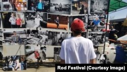 Oamenii din Piața Mehala se opresc să vadă cine este în pozele expuse de caravana ROD Festival