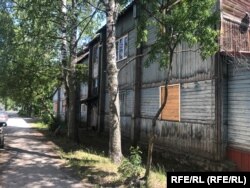 Один из аварийных домов в Медвежьегорске. Несмотря на то что официально дом расселили, в здании продолжают жить люди