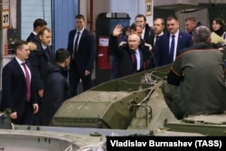 Владимир Путин (в центре) во время посещения "Уралвагонзавода". 15 февраля, 2024