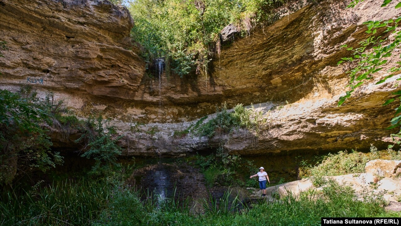 Cascada Mare din Țipova are un debit mic de apă din cauza secetei