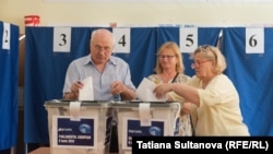 Moldovenii cu cetățenia română votează la europarlamentarele 2024 într-o secție de votare din Chișinău