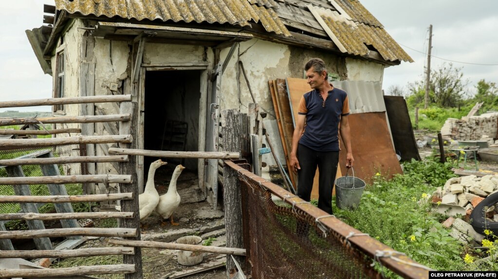 Mykola kujdeset për dy patat që më parë i përkisnin familjes së vëllait të tij. Pa punë, ai e kalon kohën duke kërkuar materiale për të riparuar shtëpinë e tij. &quot;Më duhen materiale ndërtimi dhe mjete, por nuk dua t&#39;i mbledh nga shtëpia e shkatërruar e dikujt&quot;, thotë ai.