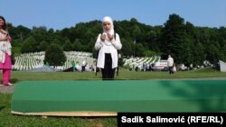 Familjarët e viktimave të gjenocidit të Srebrenicës duke bërë nderimet e fundit para varrosjes së tyre në Qendrën Përkujtimore të Potoçarit, 11 korrik 2023.