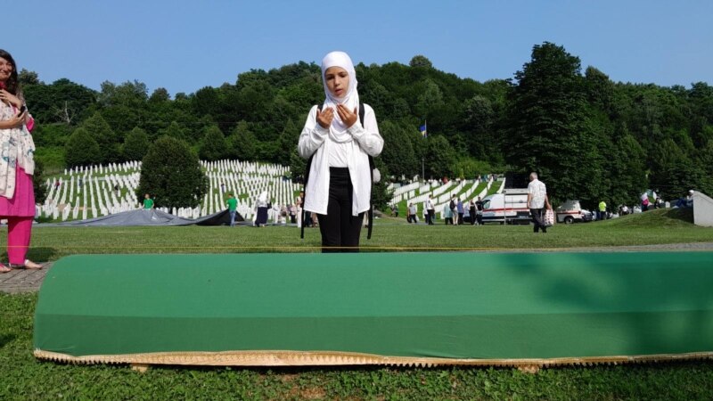 Në Srebrenicë varrosen 30 viktima të gjenocidit 