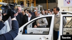 محمد مخبر، معاون اول ابراهیم رئیسی، و محسن منصوری، استاندار تهران، هنگام افتتاح یک خط تولید مربوط به خودرو، ۴ شهریور ۱۴۰۱