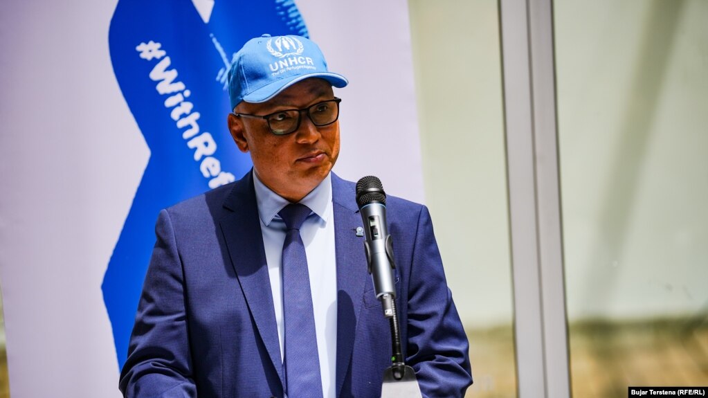 Arjun Shrestha, shef i misionit të UNHCR-së në Kosovë, ka thënë në hapje të instalacionit se askush nuk vendos nga dëshira të jetë refugjat. &ldquo;Për shumë njerëz, është mundësia e vetme e mbijetesës. Refugjatët kanë nevojë për solidaritetin tonë, më shumë se kurrë më parë&rdquo;. Sipas tij, Dita Ndërkombëtare e Refugjatëve tregon për vullnetin kolektiv të njerëzimit për t&rsquo;i kaluar sfidat që lidhen me refugjatët.