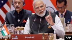 Пред мястото на индийския премиер Нарендра Моди по време на срещата на Г-20 на 9 септември, която се проведе в страната, беше поставена табелка с името Бхарат на латиница. 