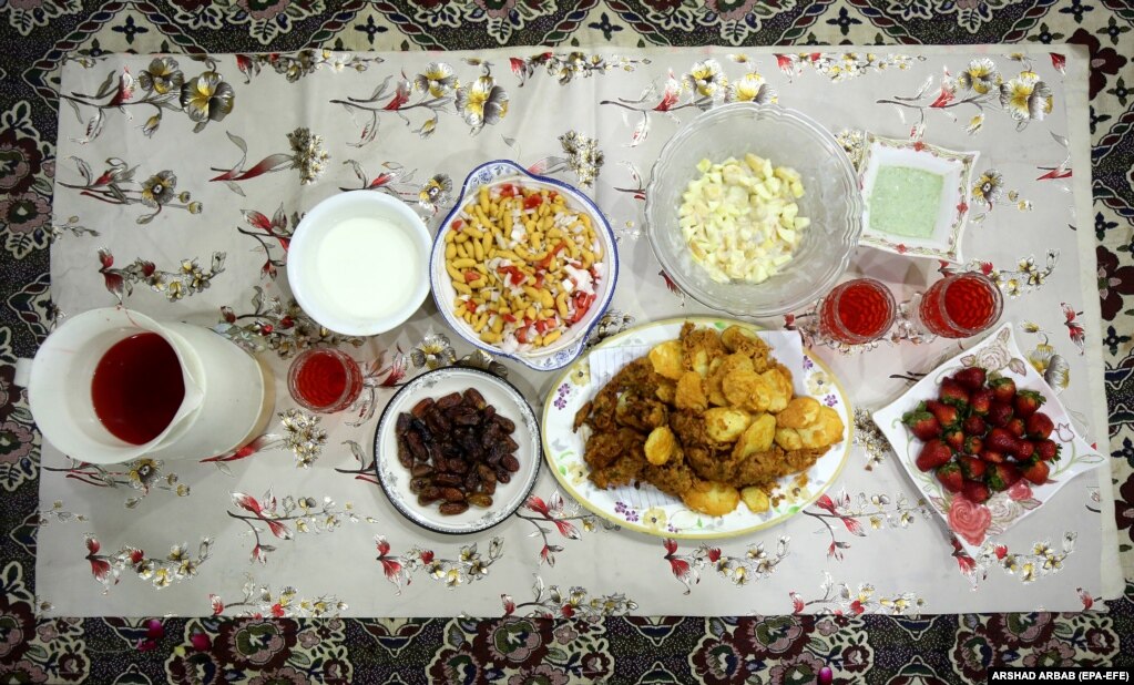 Ushqimet për iftar të vendosura në tryezë në një familje në Peshawar, Pakistan, 24 mars 2023. Iftari është shujta që hahet nga myslimanët pas agjërimit të ditës gjatë muajit të Ramazanit që mbaron menjëherë pas perëndimit të diellit.  