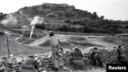 ისრაელის ჯარები მოქმედებენ გალილეის რეგიონში დაუდგენელი არაბული სოფლის მახლობლად, 1948 წლის დამოუკიდებლობის ომის საწყის ეტაპზე. პალესტინაში ბრიტანეთის მანდატი ამოიწურა. მეორე დღეს ეგვიპტის, სირიის, იორდანიის არმიები და ერაყის კონტიგენტი თავს დაესხნენ ისრაელის ახალ სახელმწიფოს.