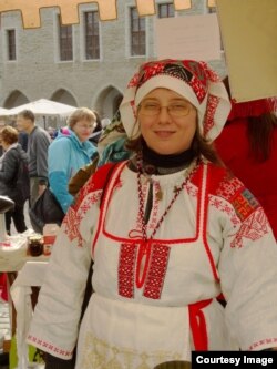 Екатерина Кузнецова в национальном водском костюме