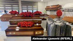 Detalj iz prodavnice pogrebne opreme. Podgorica, 19. jun 2024. 