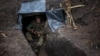 Український піхотинець 57-ї окремої мотопіхотної бригади сидить в окопі на сході України 