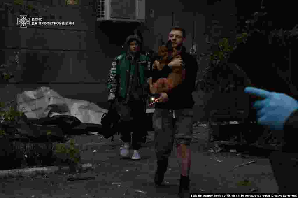 Порятунок собаки після російського ракетного удару у Дніпрі 19 квітня