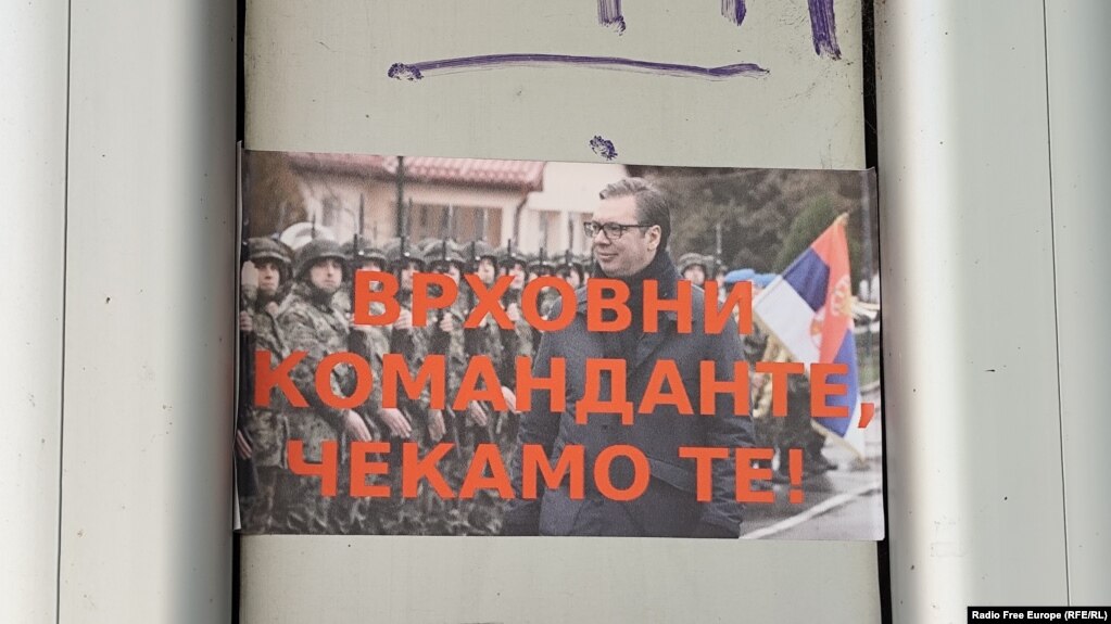 Jedan od postera u Severnoj Mitrovici posvećen predsedniku Srbije Aleksandru Vučiću, 30. juna 2024.