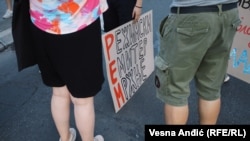 'Režimski emiter mržnje', piše na jednom od transparenata, ukazujući na REM. Fotografija sa jednog od prethodnih protesta, Beograd, septembar 2023.