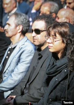 مونا مهرجویی در مراسم خاکسپاری پدر و مادرش