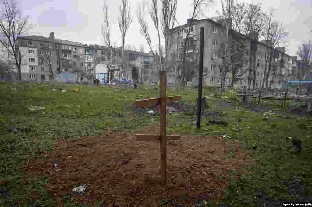 A makeshift grave near apartments in Bakhmut on April 12. Frontline access for journalists on the Ukrainian side of the fight for Bakhmut has been made difficult in recent weeks due to new rules on press access. Photos in this gallery from the Ukrainian side were taken by Iryna Rybakova, a press officer with the Ukrainian military.