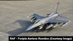 Primul avion de luptă F-16 donat Ucrainei de Țările de Jos va ajunge în noiembrie în România, unde piloții ucraineni vor fi instruiți. 