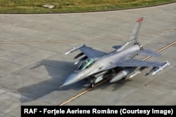 Un avion de luptă american F-16 la Baza 86 aeriană „Locotenent Gheorghe Mociorniță” de la Borcea.