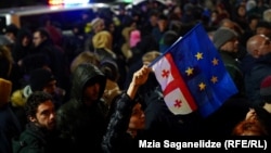 Georgienii au ieșit în stradă pentru a opri un proiect de lege care le-ar aduce țara mai aproape de modelul totalitar din Rusia, îndepărtându-i de valorile democratice europene. Tbilisi, 2 martie 2023.