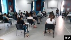 Ученици во Македонија го полагаат првиот од двата екстерни испита од државната матура – мајчин јазик и литература. 
