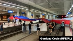 Protestatari în Gara centrală din Belgrad (Prokop) pe 10 august.