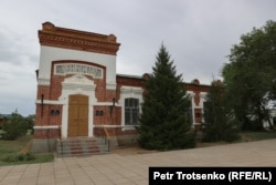 Бывшее здание казначейства, в котором теперь расположен местный краеведческий музей. Село Хан Ордасы, Западно-Казахстанская область. 29 июня 2023 года