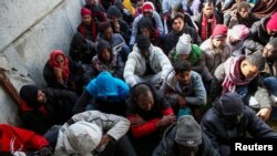A tengerből kimenekített migránsok – akiknek elsüllyedtek a csónakjai – megérkeznek a líbiai Garaboliba 2023. április 25-én