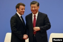 Рукопожатие Эмманюэля Макрона и Си Цзиньпина во время визита французского президента в Пекин. 7 апреля 2023 года. После этого Си позвонил Владимиру Зеленскому
