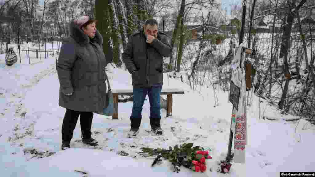 Irina élettársa és húga a nő sírjánál. Szemtanúk szerint akkor lőtték le az orosz katonák Irinát, amikor kerékpárján hazafelé tartott