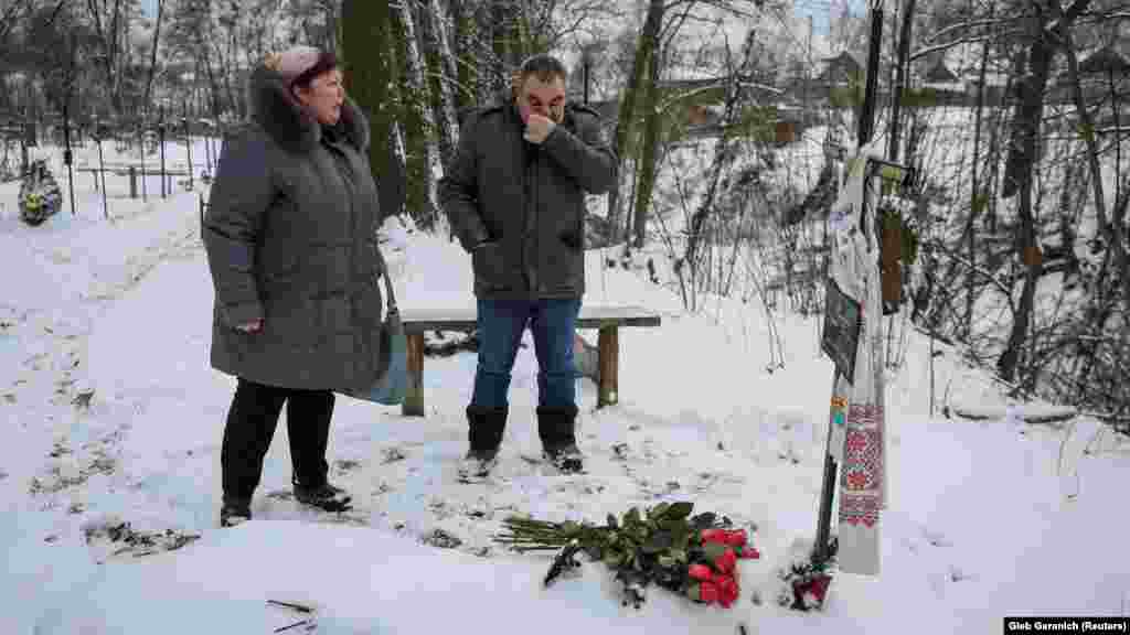 Në një ditë të ftohtë shkurti, Safonova dhe Shchyruku vizituan varrin e Irynas në Buça. Ata nuk i përmbajtën dot lotët pasi vendosën 12 trëndafila rozë pranë një kryqi të thjeshtë që shënon vendin e fundit të pushimit të saj.