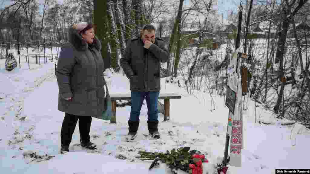 -Jednog hladnog februarskog dana, Safonovoj se pridružio Ščiruk kraj Filkininog groba u Buči. Borili su se da zadrže suze nakon što su 12 ružičastih ruža postavili blizu jednostavnog krsta koji označava njeno poslednje počivalište. &nbsp;