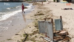 Міни, уламки меблів та сміття: що відбувається на пляжах Одеси після руйнування Каховської ГЕС? (відео)