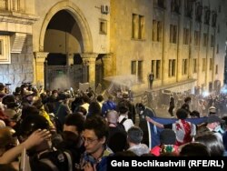 „აგენტების კანონის“ საწინააღმდეგო აქცია 9 აპრილის ქუჩაზე, პარლამენტის შენობის გვერდითა ჭიშკართან. 2024 წლის 1 მაისი