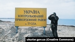 Український прикордонник на острові Тузла, вересень 2003 року