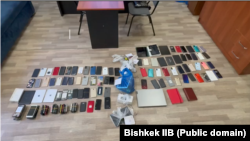 Кармалган адамдардан алынган телефондор. Бишкек милициясы тараткан сүрөт.