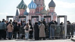 Люди стоят в очереди перед металлоискателями у входа на Красную площадь. Москва, 27 марта 2024 года