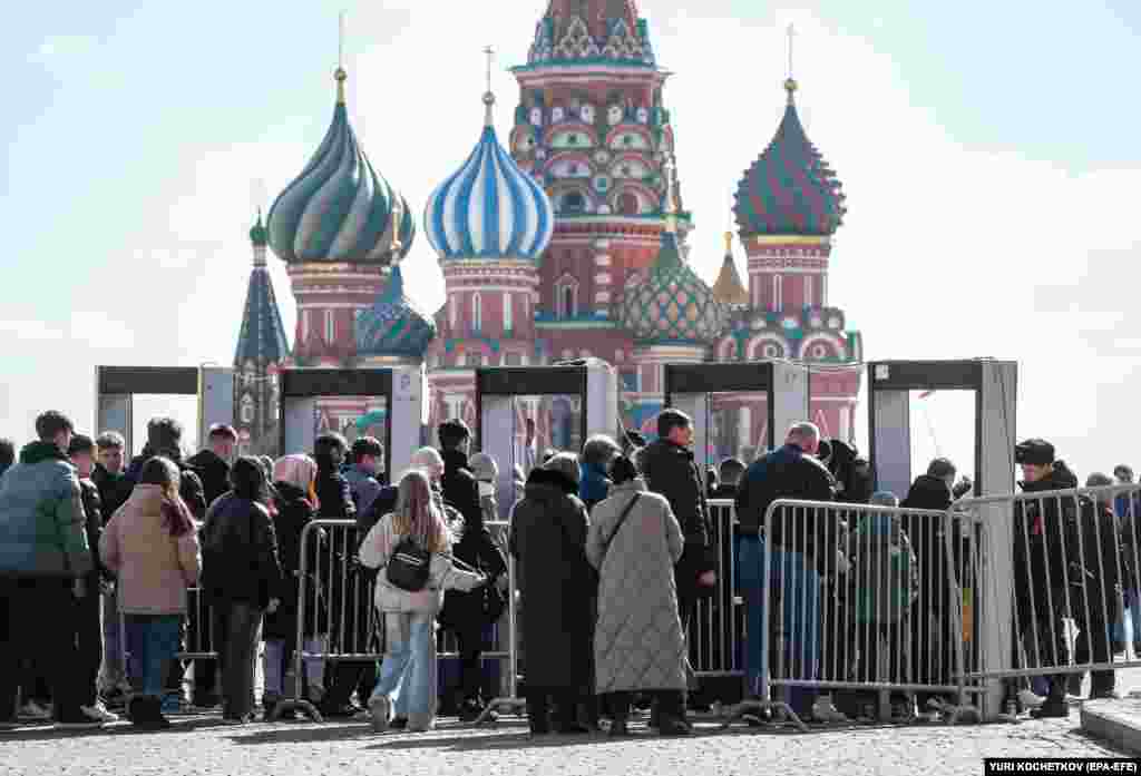 Люди стоят в очереди перед металлоискателями у входа на Красную площадь. Москва, 27 марта 2024 года