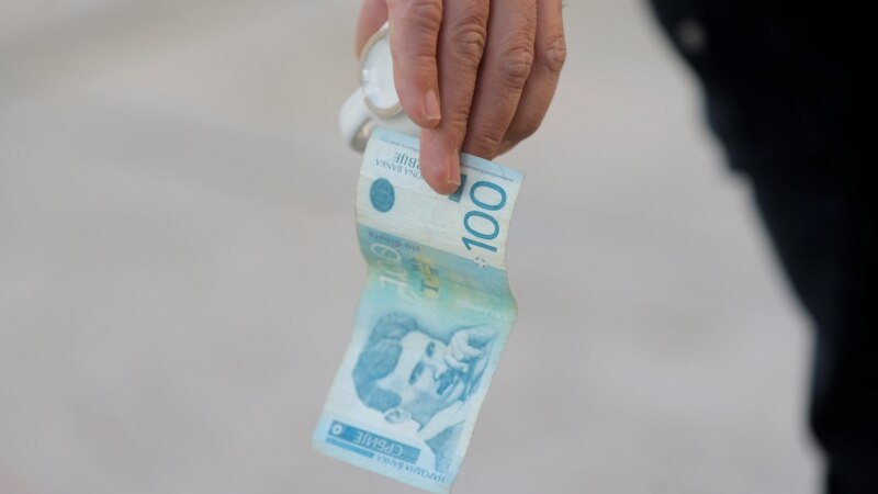 Pagesat vazhdojnë edhe me euro, edhe me dinarë 