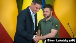 Spanish Prime Minister Pedro Sanchez (left) meets with Ukrainian President Volodymyr Zelenskiy in Kyiv on July 1. 
