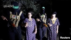 Yocheved Lifshitz și Nurit Cooper au fost eliberate luni noaptea, după o captivitate de două săptămâni. (Captură Reuters dintr-un video pus în circulație de Hamas). 