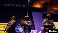 Pripadnici ruskih bezbednosnih snaga posle pucnjava u koncertnoj dvorani, 22. mart 2024.